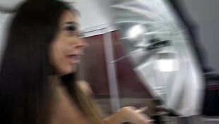 Muita far putaria com a estreia da gostosa lanna belford na mansão, incluindo big tits, big pussy, dripping cock e shaved pussy.