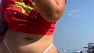 Fiz uma tatuagem na praia e o cara ficou excitado, mostrou foto do pau e pediu pra eu mostrar a buceta