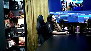 Renatinha Mello Rend Ruan Dur avec un Baiser et une Caress