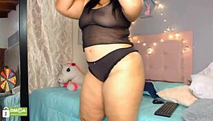 I am a hot Colombian cam girl doing anal show