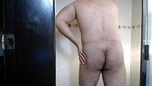 Boycancun tomandose una ducha, a refreshing shower scene