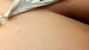 se mete un juguete por el culo mientras la follo bien rico