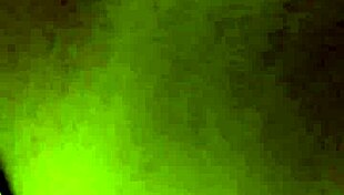 se mete un juguete por el culo mientras la follo bien rico