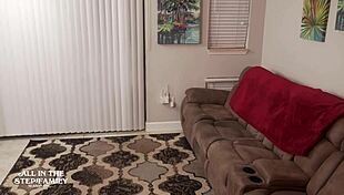 Малката откачалка Фрея фон Дум изненадва заварения татко и жена му с диви движения.