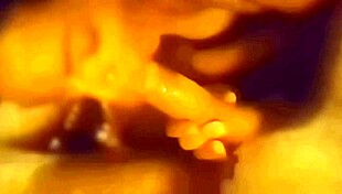 Faby iz tindra seska kurca in konča močno, izraža poželenje glasno