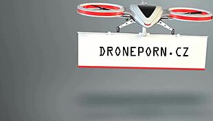 Jeg elsker den røde kjolen upskirt på milfen ved stranden