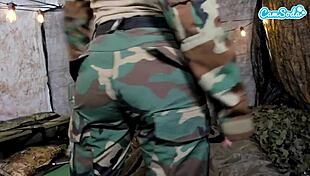 Fræk 18+ soldat onanerer næsten fanget på åben mark