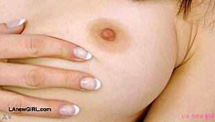 me encanta ver a esta joya de la moda fresca revelar su figura impresionante en el sofá