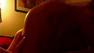 Dövmeli sarışın MILF karı siyah dev sikle grup karışık ırk sahnede oynuyor