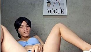 Linda puta e ropa interior mostrando su linda cosita