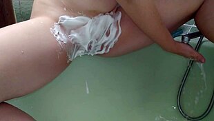 Sexy Milf Shaves Her Nice Pussy