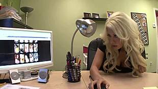 hot scissoring lesbian babes 😍🔥