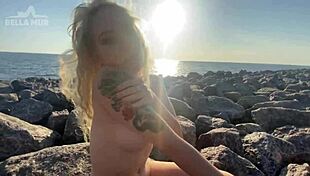 Beach babes crave public exposure and orgasm