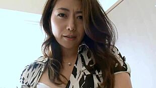 魅力的日本ミルフが東京でバイブと潮吹きを楽しむ