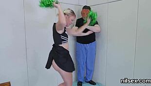 Coquine se fait traiter dans le binz anal fou