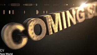 Latexowa bogini seksu klapie się w solowej masturbacji