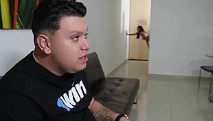 Chica es follada por el plomero mientras su marido ve un partido de futbol - parte 2