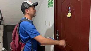 seduzco al repartidor para que me entregue una pizza de pipironi