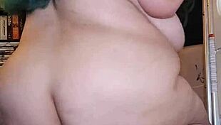 Føler passionen mens tyk BBW rider torso med røv der ryster.