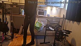 קיט וילר קורע את התחת שלו לרווחה במטבח