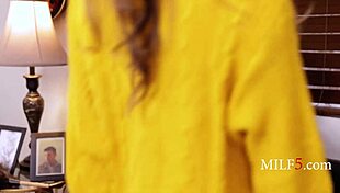 Family Portrait Threesome with Slimthick Vic! What a Wild MILF Mix!