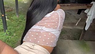 dios mio publico estudiante se deja follar de su profesor cuando la pilla entrando la ropa por el patio trasero de su casa 😱