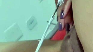Gostosa masturbating, moaning like a bitch while showing her juice