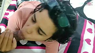 La excitante Carahoneyy me hace correr tres veces seguidas y se traga todo mi semen