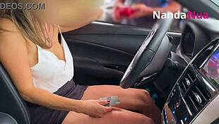 esposa safada exibindo peitos e pagando calcinha para frentista em posto de gasolina