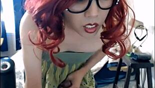 Hot shemale reaches orgasm on webcam.