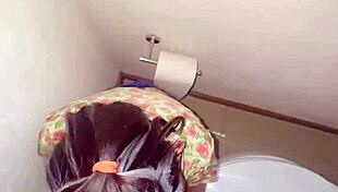 Mis amigos estaban cogiendo en los cuartos y me tuve que coger en el baño de una casa a la morrita enfiestada en una fiesta de compas