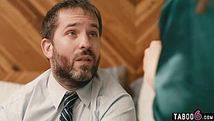 Τεράστια στήθη MILF μητριά Lexi Luna γαμάει γιο κοντά στον άντρα της