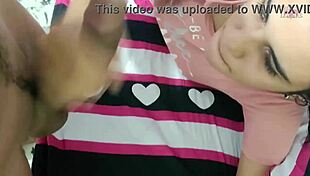 La excitante Carahoneyy me hace correr tres veces seguidas y se traga todo mi semen