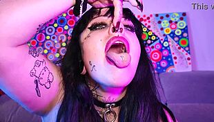 i love deedee love's cum, she's so submissive and goth