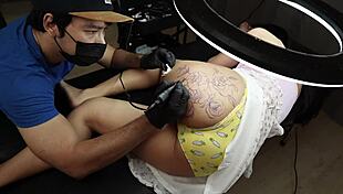 Big Ass Girl While Tattoo Feeling Horny and Seduce the Artist