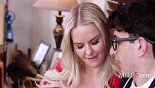 Family Portrait Threesome with Slimthick Vic! What a Wild MILF Mix!