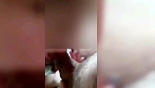 Loira gostosa giving interracial oral to amateurs!