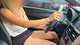 esposa safada exibindo peitos e pagando calcinha para frentista em posto de gasolina