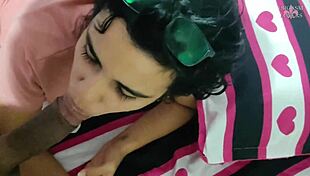 La excitante Carahoneyy me hace correr tres veces seguidas y se traga todo mi semen