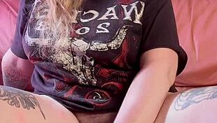 Uso un juguete enorme para estirar mi coño grande bien abierto.