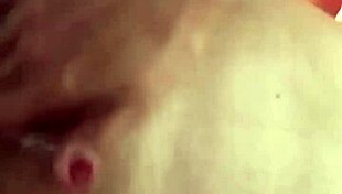 The mature Colombian mom masturbates and squirts on WhatsApp for her lover