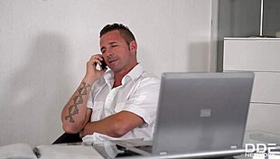 офисен мечтател си представя ебане на задник на секси мини пола стажантка Коко де Мал