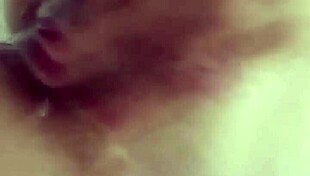 The mature Colombian mom masturbates and squirts on WhatsApp for her lover