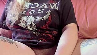 Uso un juguete enorme para estirar mi coño grande bien abierto.