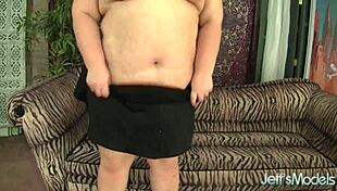 chubby babe juicy jazmynne has cushion for pushin