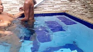 Magrinho Dotado Fudendo a Bbw Gostosa Na Piscina Com Monster Cock