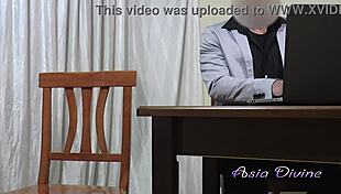 svuota i cazzi dei suoi colleghi - asia divine strips and fucks at work 😏