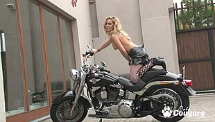 Alyssia Diamond csintalanul vetkőzik motoron hátsó szoba fotózáson