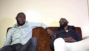 Ménage no parque com garotas de rua que levamos do nada para um apartamento na véspera de Ano Novo e vira uma cena de foda real na África