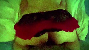 entro al cuarto mientras se vestia